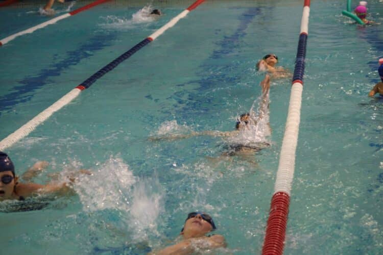 Jóvenes nadando en la piscina climatizada José Carlos Casado./ E.A.
