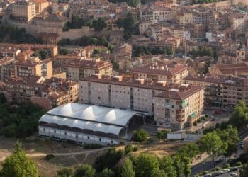 Vista aérea de la Estación de Autobuses y los terrenos que se ubican junto a la carretera que sube hasta el Hospital General./ E.A.