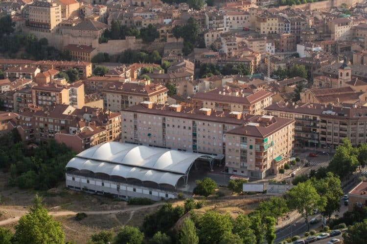 Vista aérea de la Estación de Autobuses y los terrenos que se ubican junto a la carretera que sube hasta el Hospital General./ E.A.