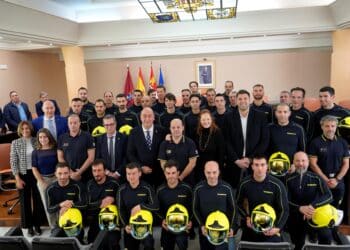 Foto de familia con los nuevos integrantes del Servicio de Prevención y Extinción de Incendios de la Diputación, junto a los representantes institucionales./ DIPUTACIÓN