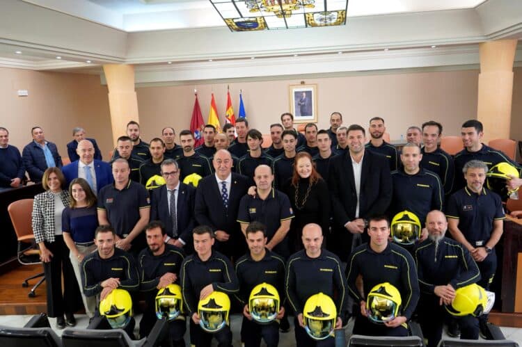 Foto de familia con los nuevos integrantes del Servicio de Prevención y Extinción de Incendios de la Diputación, junto a los representantes institucionales./ DIPUTACIÓN