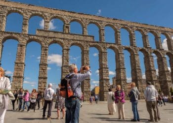 Turistas tomando fotografías a los pies del Acueducto./ E.A.