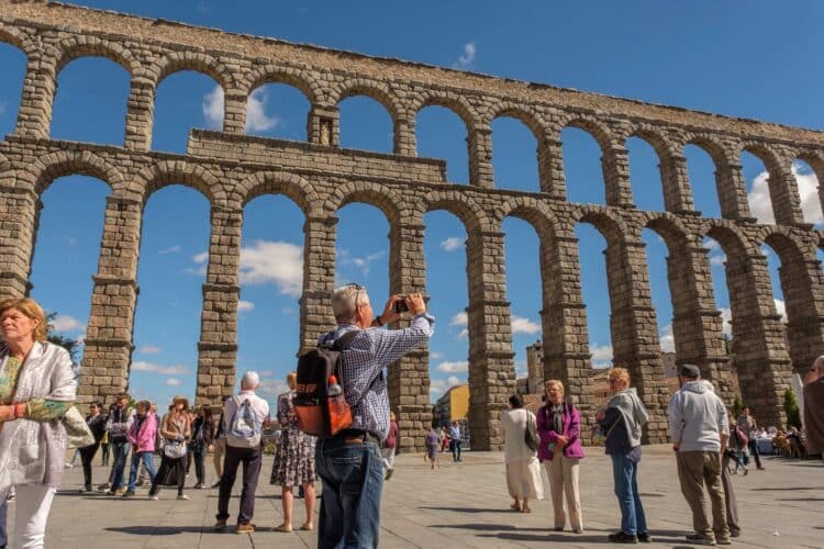 Segovia cambia su fisonomía en su cuarenta aniversario como Ciudad Patrimonio 1 Turistas tomando fotografías a los pies del Acueducto./ E.A.