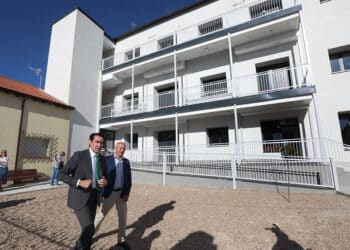 El consejero de Medio Ambiente, Vivienda y Ordenación del Territorio, Juan Carlos Suárez-Quiñones, en una reciente entrega de viviendas./ ICAL