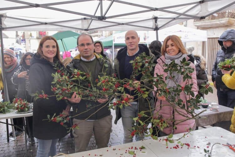 Magdalena Rodríguez (d), en uno de los puestos del mercado./ DIPUTACIÓN