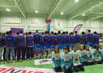 Los deportistas de San Cristóbal muestran sus petos./ E.A.