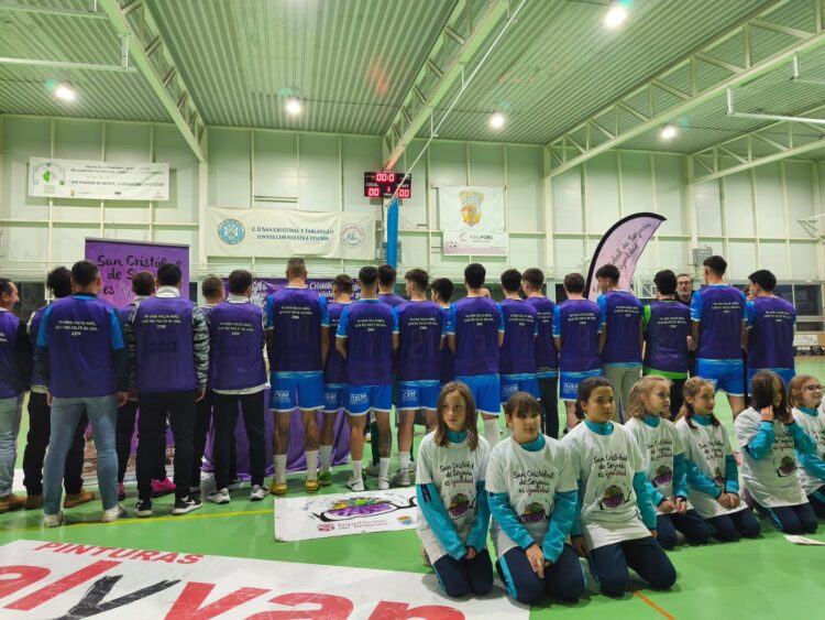 El deporte de San Cristóbal se posiciona por la igualdad y contra la violencia hacia las mujeres 1 Los deportistas de San Cristóbal muestran sus petos./ E.A.