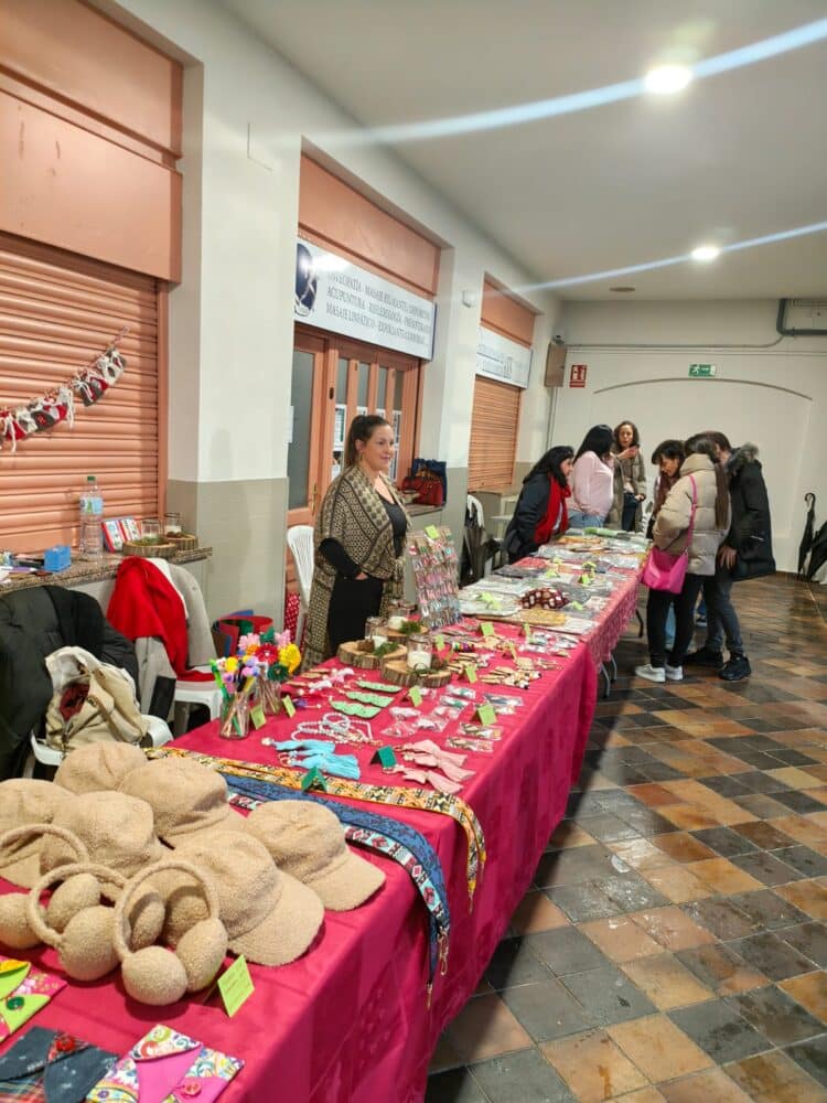 La Granja se engalana a la espera de la Navidad 1 Mercadillo Navideño situado en el Mercado de Abastos de La Granja de San Ildefonso./ E.A.