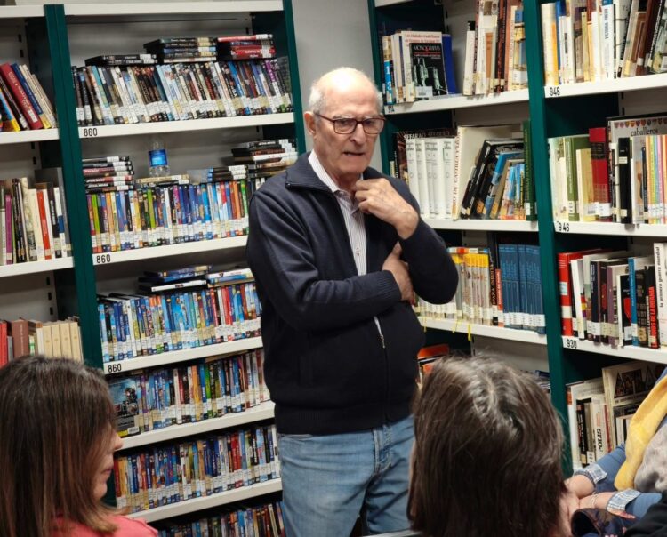 El profesor emérito Ángel Gómez desnuda su libro en el club de lectura ‘Pasa la hoja’ 1 El autor del libro, Ángel Gómez./ E.A.
