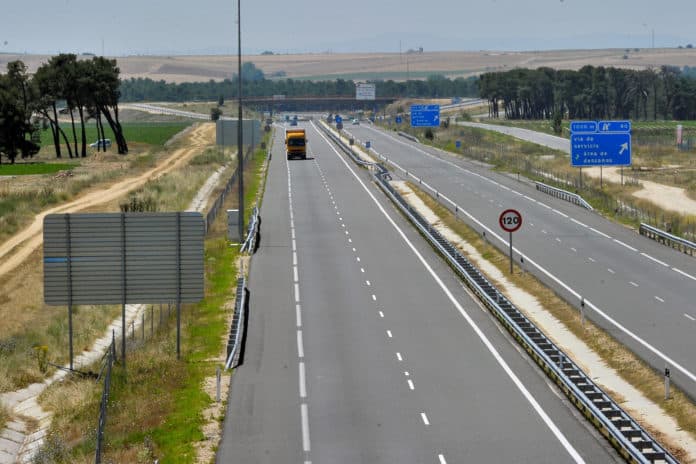 Vuelca un camión de cerdos vivos en el desvío hacia Campaspero 1 Autovía de Pinares A-601. / E.A.