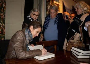 La autora del libro firma ejemplares. / HÉCTOR CRIADO