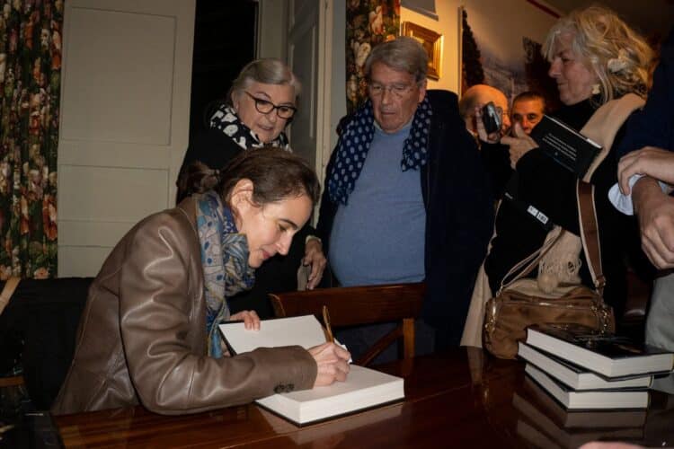 Las memorias del Rey Juan Carlos I, en La Granja 1 La autora del libro firma ejemplares. / HÉCTOR CRIADO