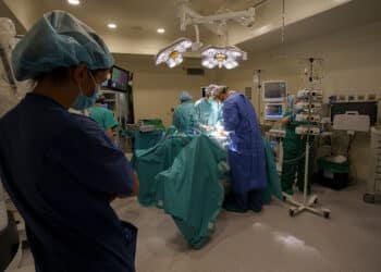 Operación de urología con el robot Da Vinci en el hospital El Bierzo de Ponferrada./ ICL