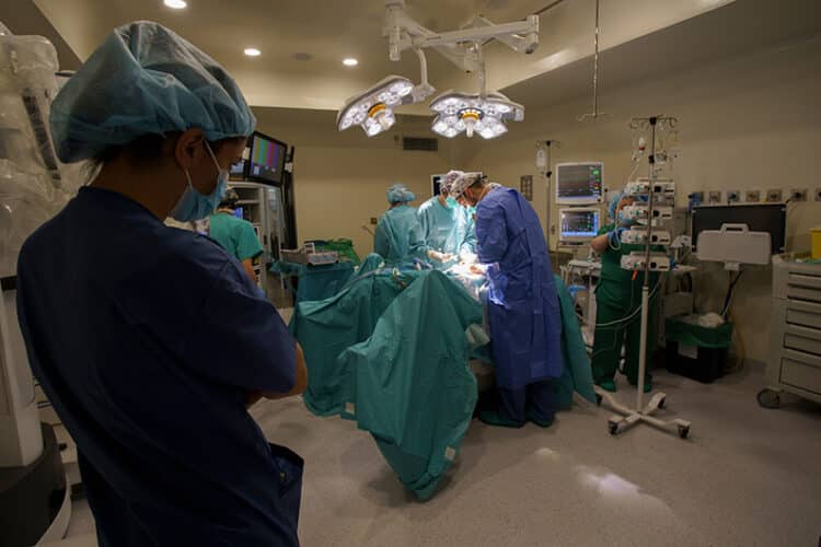 Operación de urología con el robot Da Vinci en el hospital El Bierzo de Ponferrada./ ICL