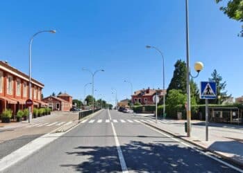 Vía principal de la localidad de Torrecaballeros, donde se vendió el décimo premiado./ E.A.