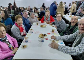 Participantes en la chocolatada en Navas de San Antonio./ E.A.