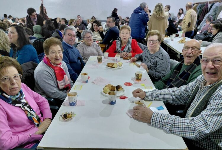 El municipio celebra una Chocolatada solidaria 1 Participantes en la chocolatada en Navas de San Antonio./ E.A.