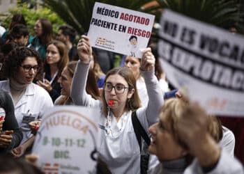 Una participante en el paro de esta semana muestra una pancarta./ EFE