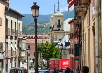 Calle Valenciana, en La Granja, con la Iglesia de Nuestra Señora de los Dolores al fondo.