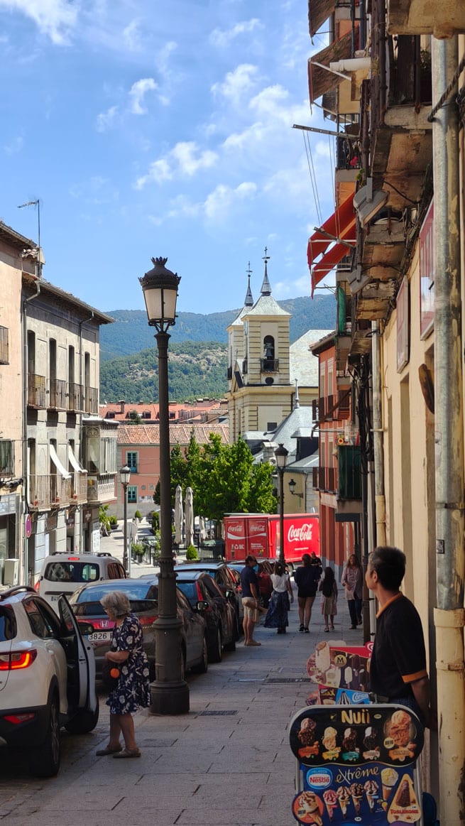 Calle Valenciana, en La Granja, con la Iglesia de Nuestra Señora de los Dolores al fondo.