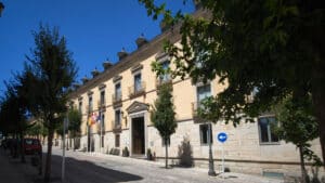 Las calles que rodean al Palacio Real están pavimentadas con adoquines.