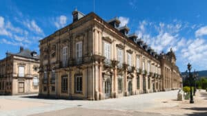 Real Sitio de San Ildefonso (II) 7 El Palacio Real de La Granja de San Ildefonso con la sierra de Guadarrama al fondo.