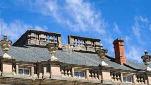 Detalles arquitectónicos que decoran los tejados de pizarra del Palacio Real de La Granja de San Ildefonso.