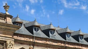 Detalles arquitectónicos que decoran los tejados de pizarra del Palacio Real de La Granja de San Ildefonso.