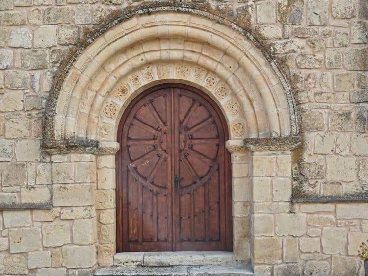 Portada de entrada a Santa Águeda, en Mata de Quintanar.