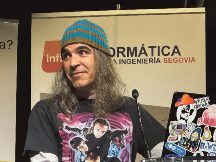 Ventajas y desventajas de la IA : ¿Qué deben hacer los profesores de facultades y escuelas de ingeniería para afrontar este nuevo escenario? 1 Chema Alonso durante su participación en el Congreso de Ciberseguridad celebrado en el Campus María Zambrano de Segovia.