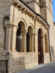 Siguiendo el arroyo San Medel (I) 6 Atrio porticado de Santiago Apóstol.