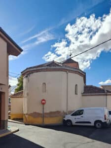 Siguiendo el arroyo San Medel (II) 9 Parte trasera de la iglesia de San Juan Bautista.