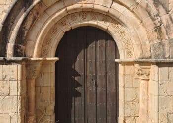Portada románica de la ermita de Nuestra Señora de Veladiez, en Espirdo.