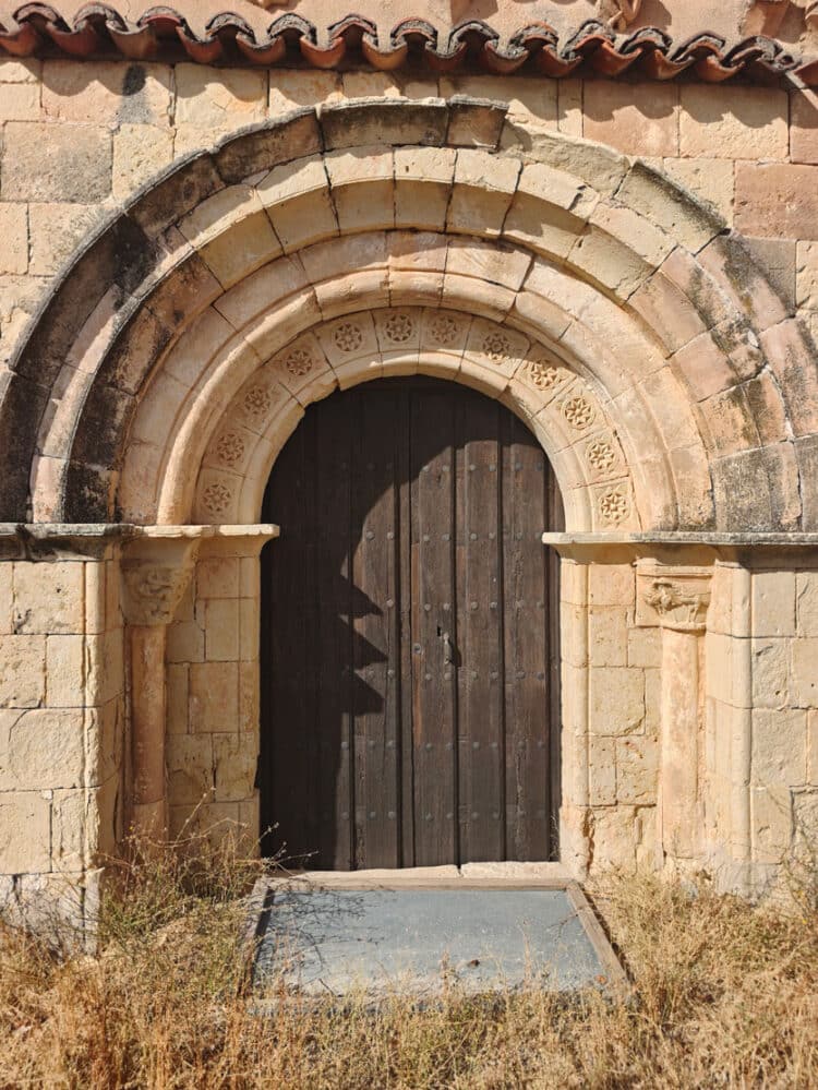 Las tres partes de Espirdo 1 Portada románica de la ermita de Nuestra Señora de Veladiez, en Espirdo.