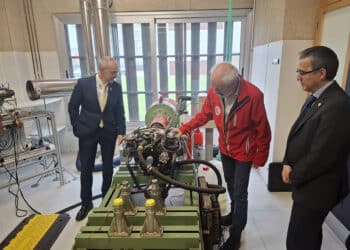 El Director General de Industria visita las instalaciones del grupo de investigación aeroespacial de la ULE. / JCYL