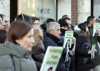 El padre de Esther López participa en la concentración frente a los juzgados. / Rubén Cacho