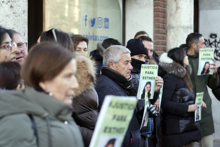 La jueza del caso Esther López decide en tres días si abre juicio al acusado 1 El padre de Esther López participa en la concentración frente a los juzgados. / Rubén Cacho