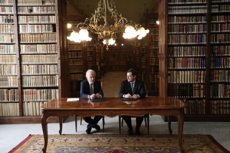 Castilla y León se adhiere a la Red de Lenguaje Claro y Accesible 1 Firma del acuerdo entre el presidente de la RAE, Santiago Muñoz Machado, y el Presidente de la Junta. / Juan Lázaro