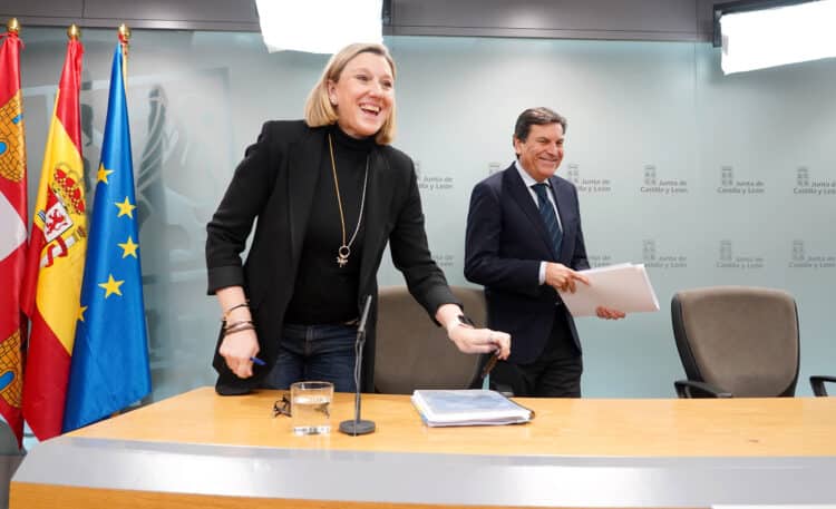 Aprobado el nuevo Plan de Servicios Sociales, dotado de 251 millones 1 La vicepresidenta de la Junta comparece en rueda de prensa junto a Carlos Fernández tras el Consejo de Gobierno. / Miriam Chacón