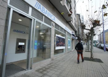 El hombre huyó a pie de esta oficina, situada en el barrio de Flores del Sil. / César Sánchez