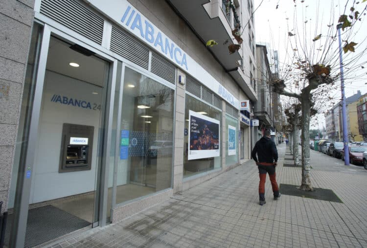 El hombre huyó a pie de esta oficina, situada en el barrio de Flores del Sil. / César Sánchez