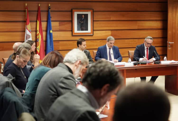 El consejero de Movilidad participa en la reunión de la Mesa de las Telecomunicaciones. / Rubén Cacho