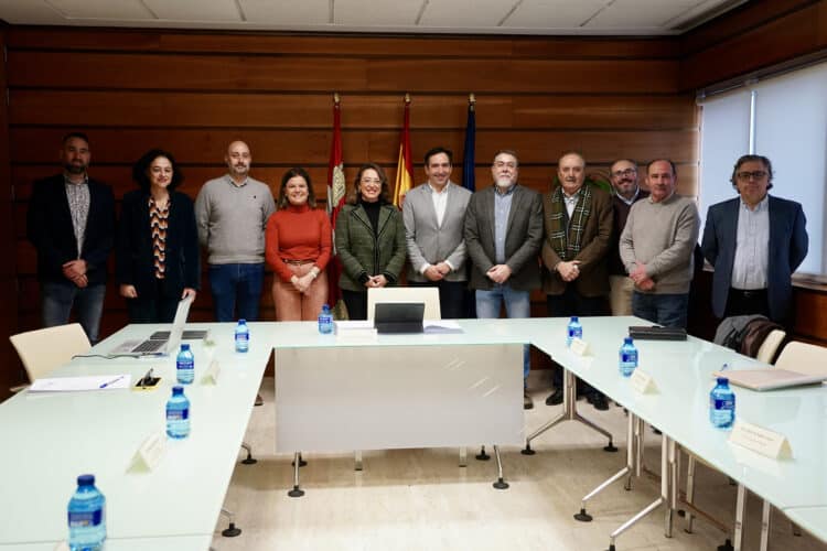 Reunión entre la Consejera de Agricultura y los representantes de las tres redes de Desarrollo Rural de CyL. / Leticia Pérez