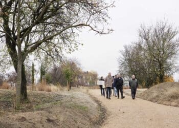 El parque cuenta con un bosque de ribera, uno mediterráneo, un espacio para polinizadores y una extensa pradera. / Miriam Chacón