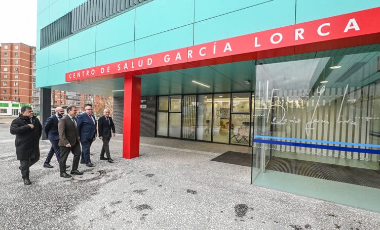 Los hospitales de la Comunidad suspenden 1.200 operaciones a causa de la huelga 1 Visita del Consejero de Sanidad al nuevo centro de salud de Burgos. / Ricardo Ordóñez