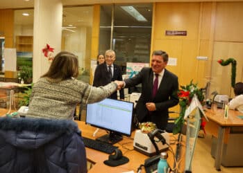El consejero de la Presidencia visita una de las oficinas de asistencia en Aranda de Duero, Burgos. / JCYL