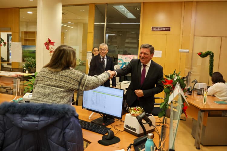 El consejero de la Presidencia visita una de las oficinas de asistencia en Aranda de Duero, Burgos. / JCYL