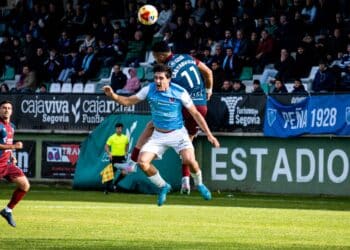 Álex Castro salta por encima del defensa del Ourense para peinar un envío durante el segundo tiempo del encuentro./ HÉCTOR CRIADO