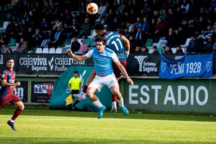 La Segoviana impone su fuerza como local ante el Ourense (2-0) 1 Álex Castro salta por encima del defensa del Ourense para peinar un envío durante el segundo tiempo del encuentro./ HÉCTOR CRIADO