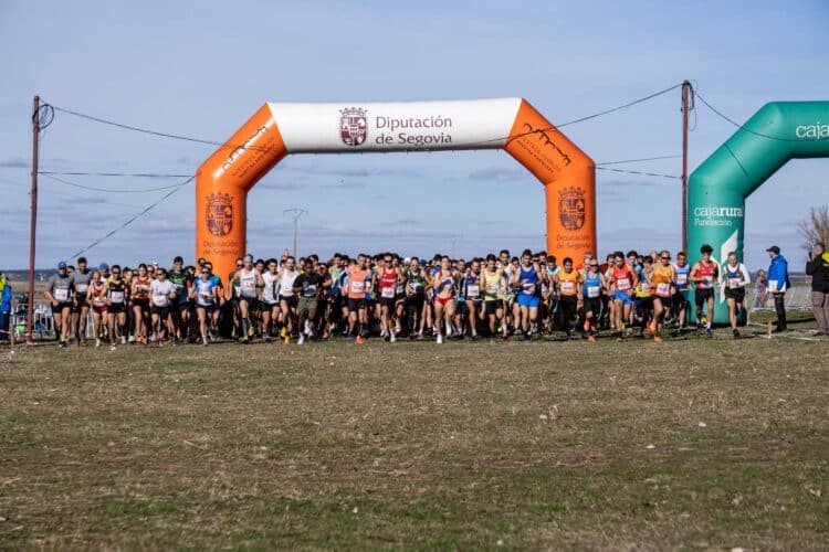 Momento de la salida del cross popular, con cientos de atletas afrontando los primeros metros de la carrera./ HÉCTOR CRIADO